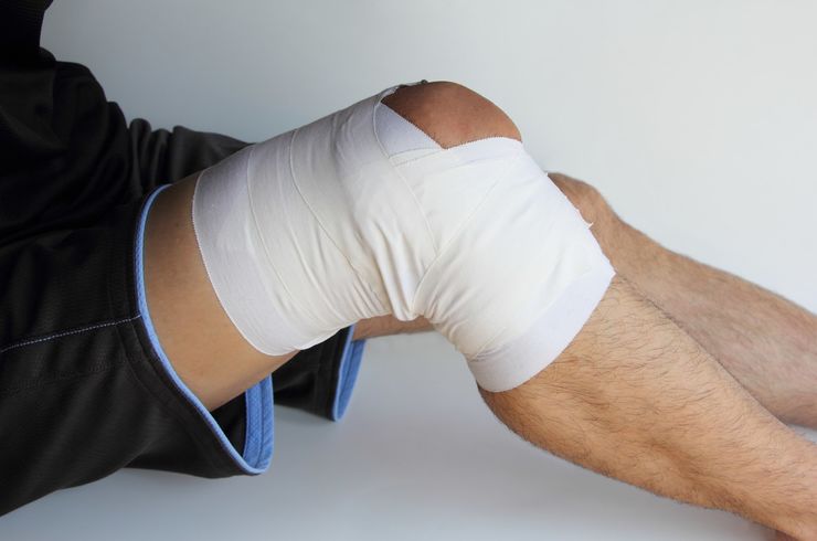 包帯を巻いた膝